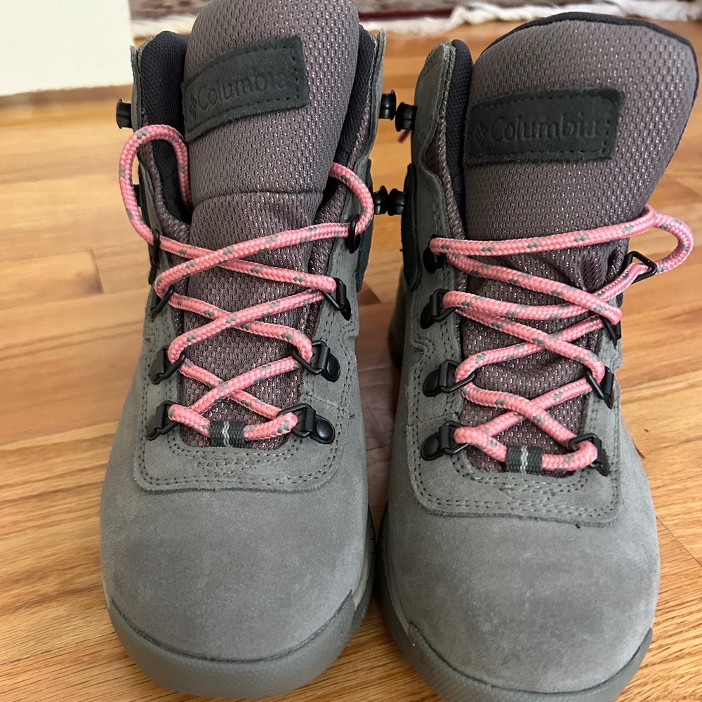 Never worn Columbia women’s hiking boots size 7.5